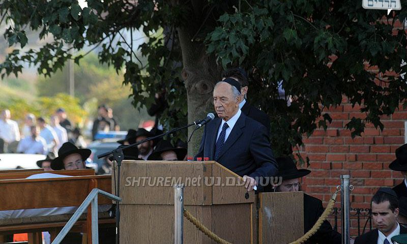 הנשיא נואם בלוויה. צילום: שטורעם