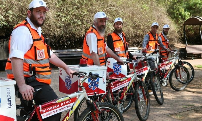 המתנדבים מדגמנים את האופניים החדשים