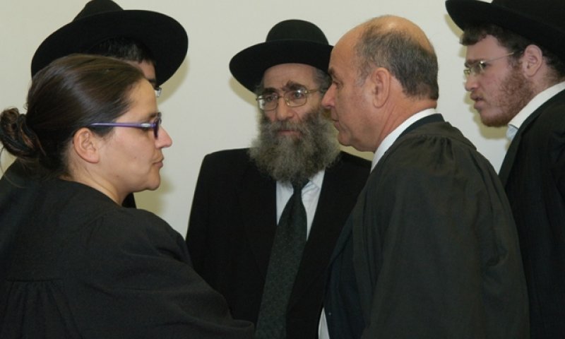 הרב מרקוביץ ופרקליטיו בהתייעצות בבית המשפט (צילום ארכיון: הגולש וורטלאך)