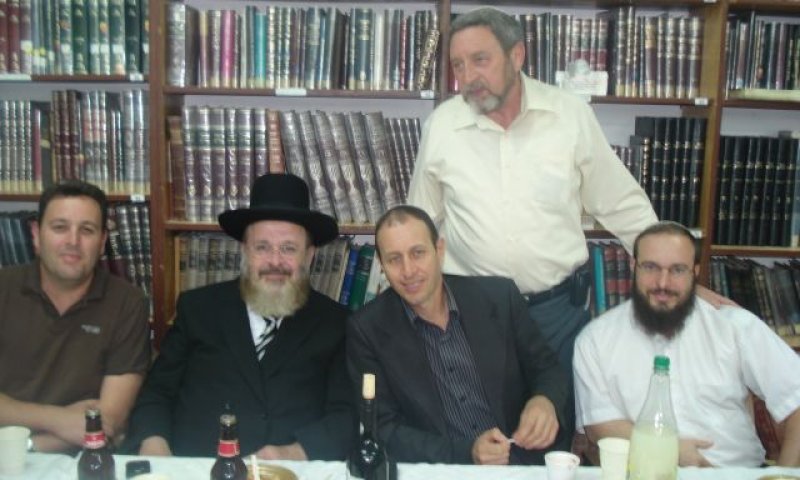 הרב יוסף ישר ( במרכז) וחברים