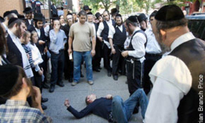 הצעיר ההיספני מוקף חסידים הממתינים להגעת המשטרה: צילום: ניו יורק פוסט