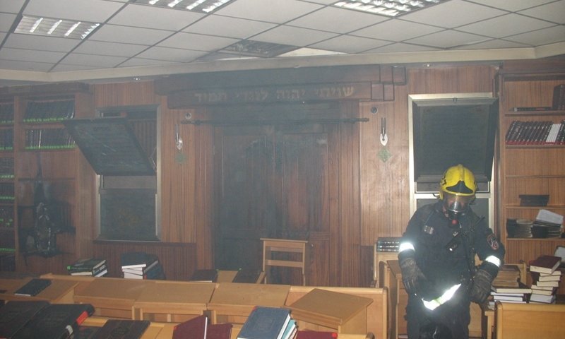 בית הכנסת לאחר השריפה (צילום: דוברות 'איחוד הצלה' - אלעד)