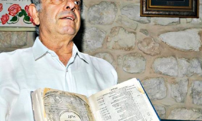 אפרים בן שמעון, עם ספר שהוחזר. צילום: מעריב