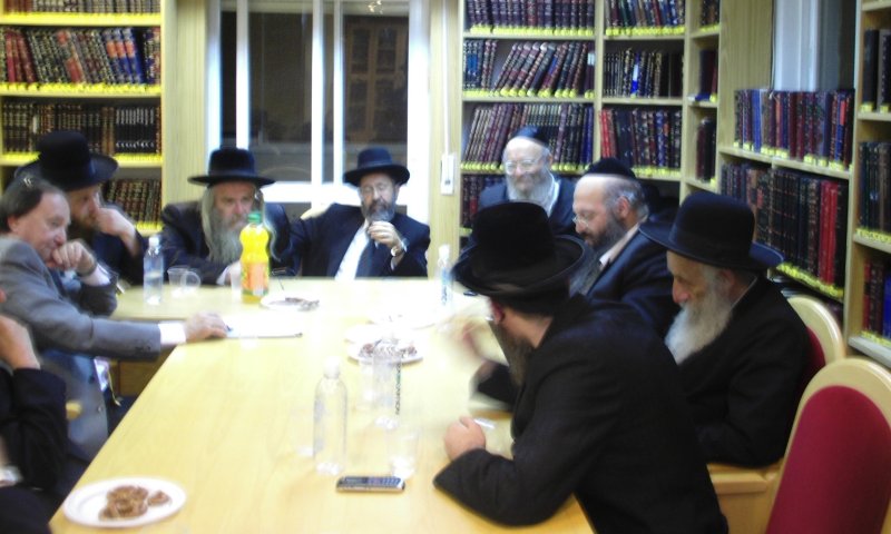 הרבנים במפגש עם מנכ"ל מירס