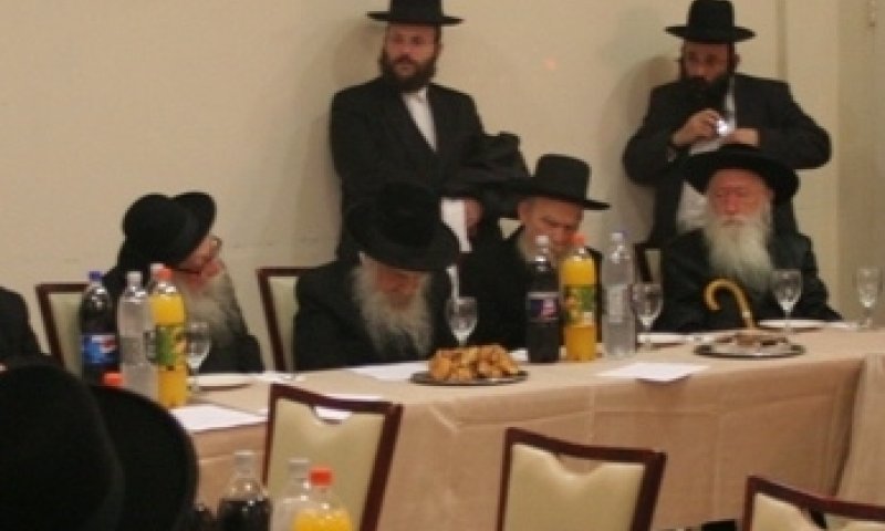 ישיבת נשיאות ועד הישיבות. מימין לשמאל: הרבנים שמרלר, אדלשטיין, וואזנר וקרליץ  (צילום: הגולש וורטלאך)