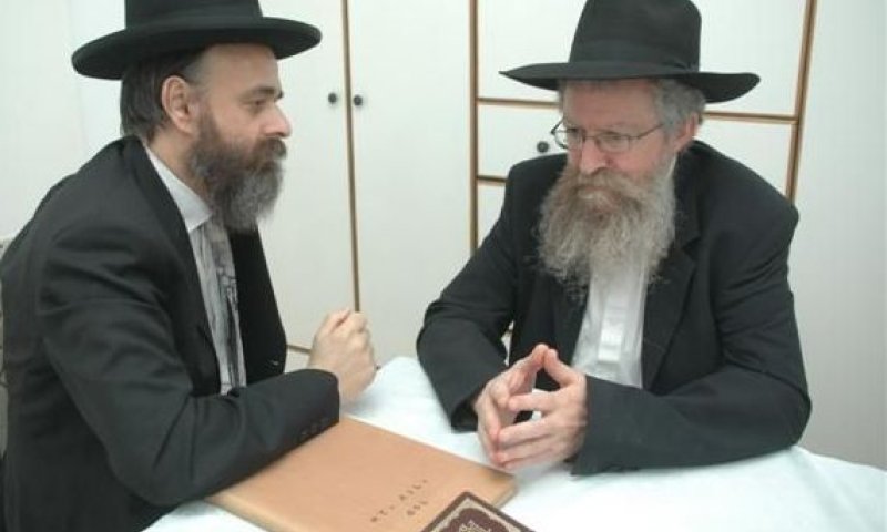 הרב מנחם ברוד (מימין) עם הרב יעקב ב. פרידמן