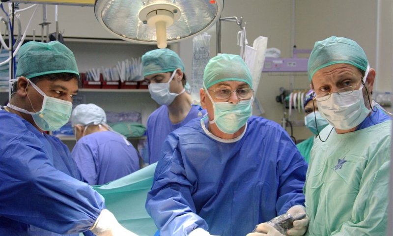בחדר הניתוח משמאל פרופ' פונטמבקר פרופ' אלסנר והדר שמעון דסקלו (צילום: ד"ר מרי אקרי)