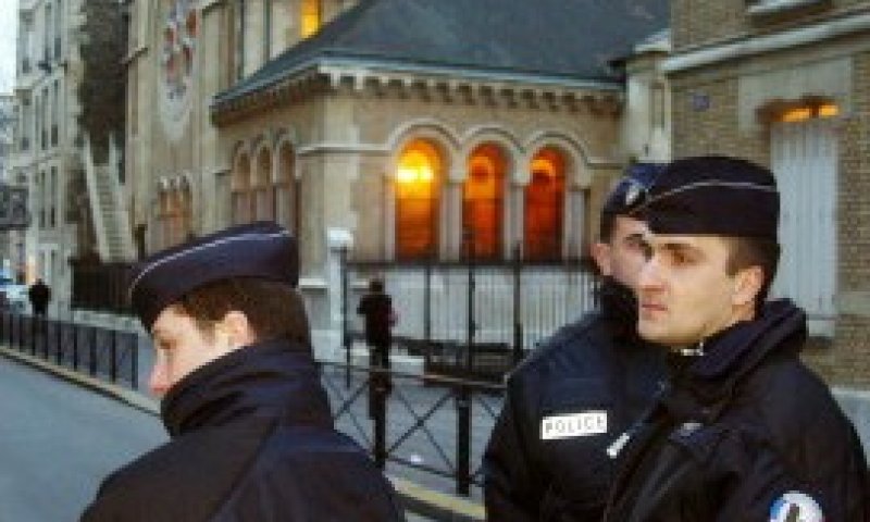 שוטרים צרפתים שומרים בפתח בית כנסת בפריז