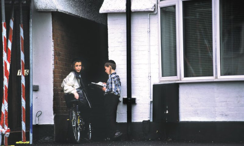 ילדים יהודיים באחת משכונות לונדון. צילום ארכיון: מגזין מסע אחר