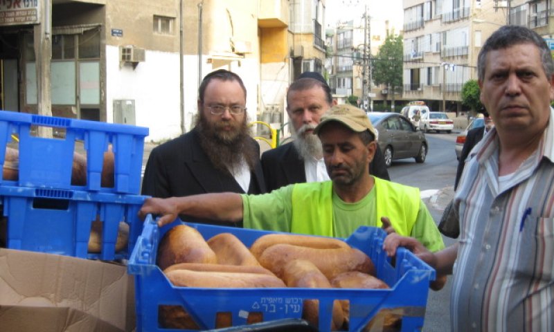 ראש העיר משתתף בהחרמת הלחם