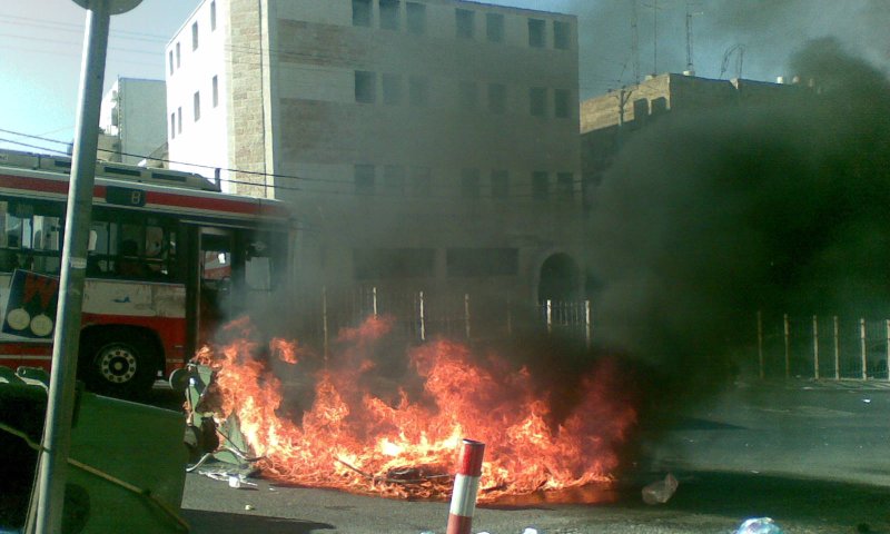 פח בוער ברחוב בר אילן בירושלים, היום. צילום: בן עליה - גולש הפורום