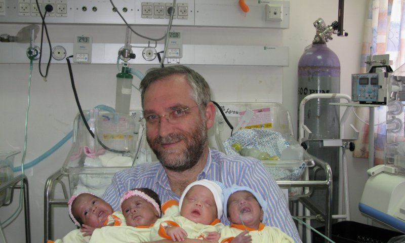 מנהל בית החולים עם התינוקות