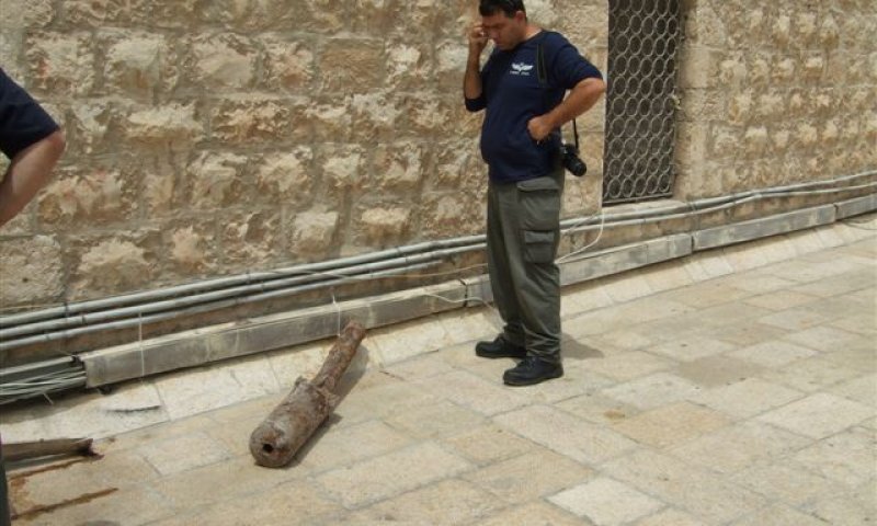 כוחות הביטחון בוחנים את הפצצה