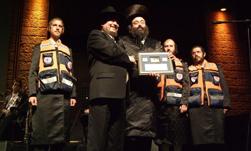 הרב דוקי גרינוולד מקבל את האות מראש העיר לופוליאנסקי. צילום: יח"צ