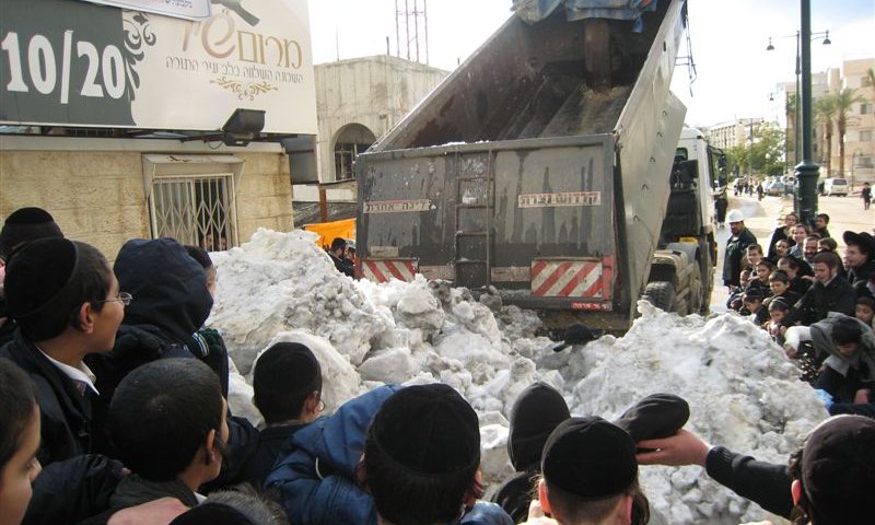 ילדי בני ברק עם השלג שהגיע מירושלים. צילום: דן לוין 'מרכז העניינים'