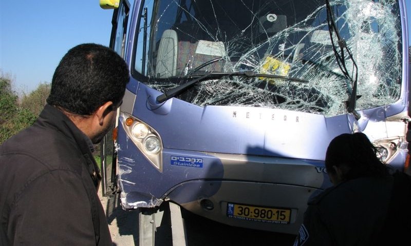 האוטובוס שהסיע את הבנות בזירת התאונה. צילום: איחוד הצלה