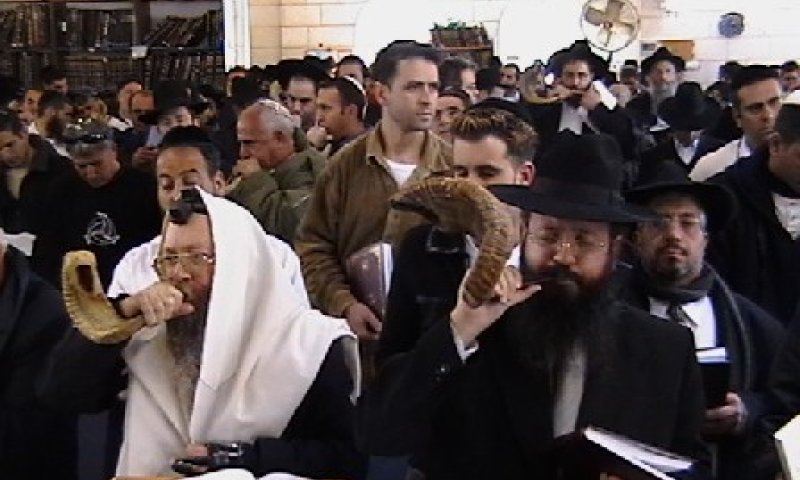 הרב דוד בצרי ובנו בישיבת 'השלום'. צילום: דתילי