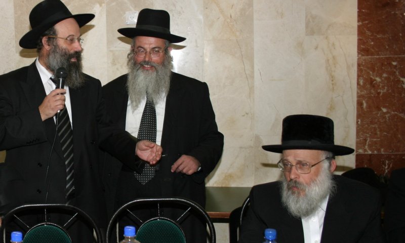 הרב אברהם רובינשטיין סגן רה"ע עם הרב משה גודלבסקי, מראשי 'קרן הילד,' והרב שטיין (יושב)