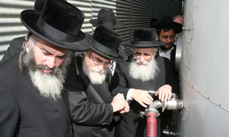 הרבנים טוביאס ודייטש בעת פתיחת ה'שיבר' של המיכל שהוריק מתוכו עשרות אלפי ליטר יין כתרומת מעשר