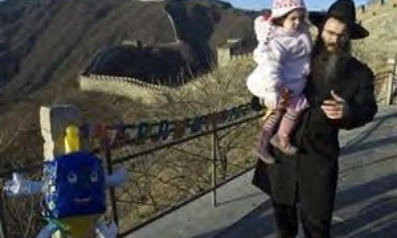 הרב שמעון פרוינדליך על החומה הסינית. צילום: באדיבות שטורעם.נט