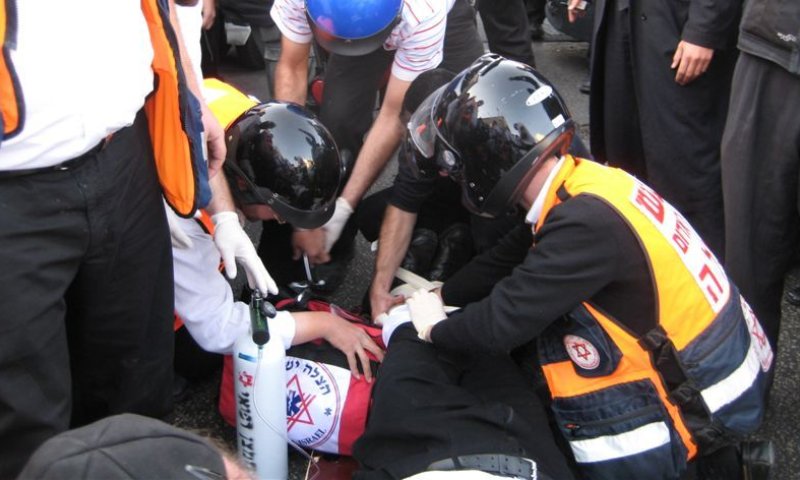 אנשי הצלה ישראל מטפלים בפצוע. צילום: דוברות 'הצלה ישראל'