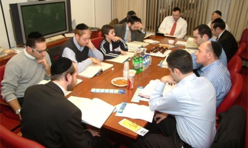 פנחס ע"ה לומד בשיעור דף יומי במשרד עורכי דין 'חסן' בגיברלטר (הראשון משמאל, עם הסוודר האפור)