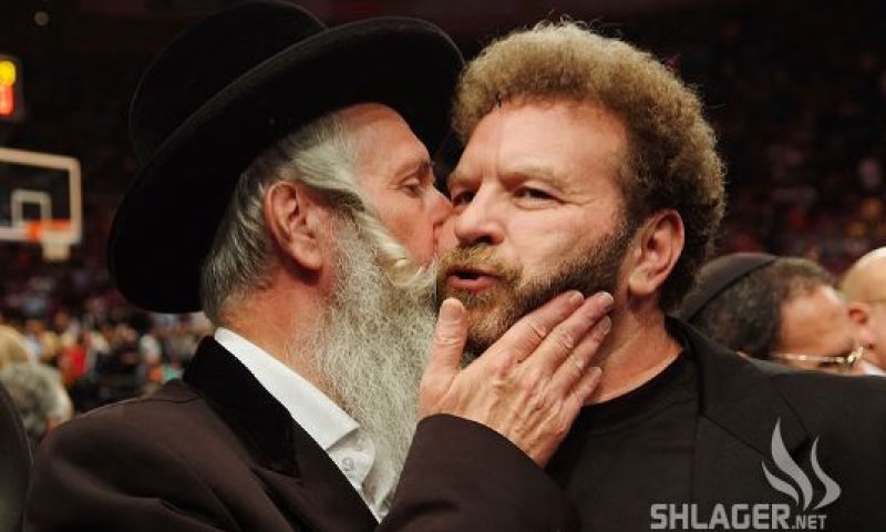 הרב יצחק דוד גרוסמן  מעניק נשיקה לזמר דודו פישר. צילום: ישראל ברגודו, שלאגר. נט