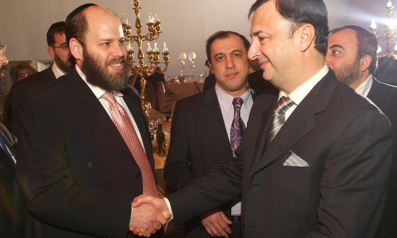 שניאורסון (משמאל) עם ר' לוי לבייב. צילום: ישראל ברדוגו