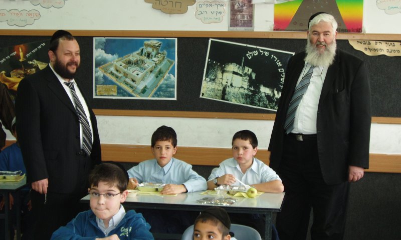 הרב יעקב גוטרמן, ראש העיר מודיעין עלית, במהלך ביקורו בת"ת 'חשמונאים'