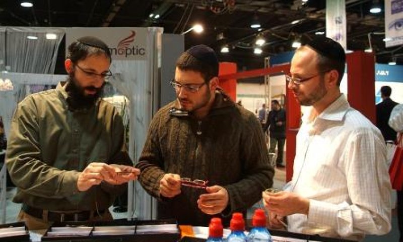 האחים אייזנברג מציגים את המשקפיים החדשים לצלם ישראל ברדוגו