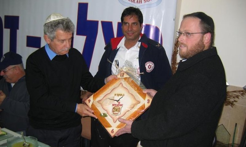 מנכ"ל 'הצלה דרום'  מעניק תעודת הוקרה לראש עיריית אשדוד.  צילום: דוברות 'הצלה דרום'