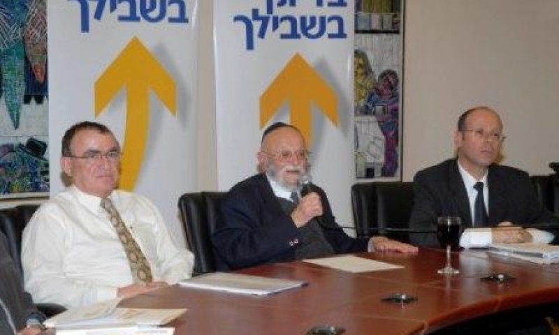 מימין לשמאל: דוב גולדפריינד מנכ"ל פאג"י, הרב אברהם ורדיגר יו"ר הבנק ודוד גרנות מנכ"ל הבינלאומי