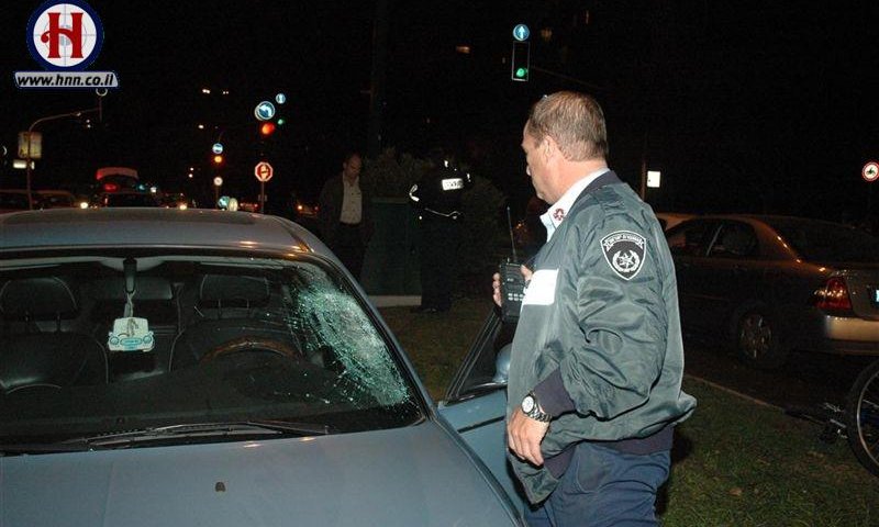 שוטר בוחן את הרכב שפגע בילד. צילום: hnn.co.il