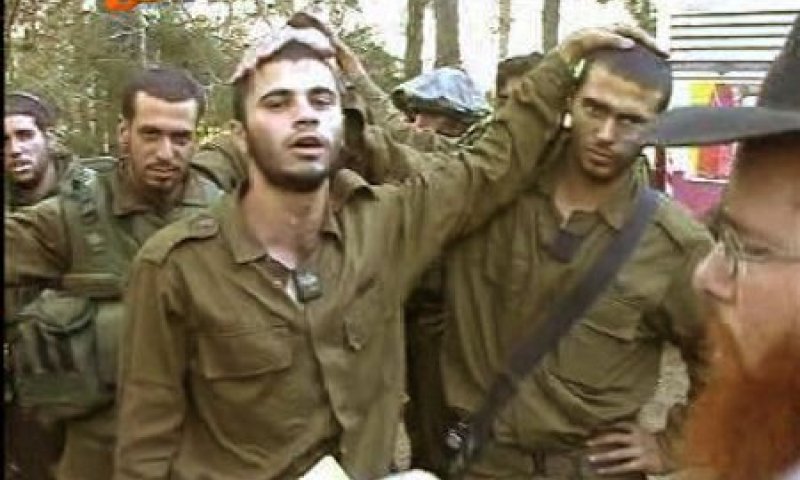 מתוך הסרט: הרב שלום-בער הרצל מראש-פינה ב'תפילת הדרך' לפני הכניסה ללבנון