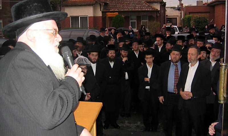 הרב אופמן מספיד במהלך הלוויה במלבורן אוסטרליה