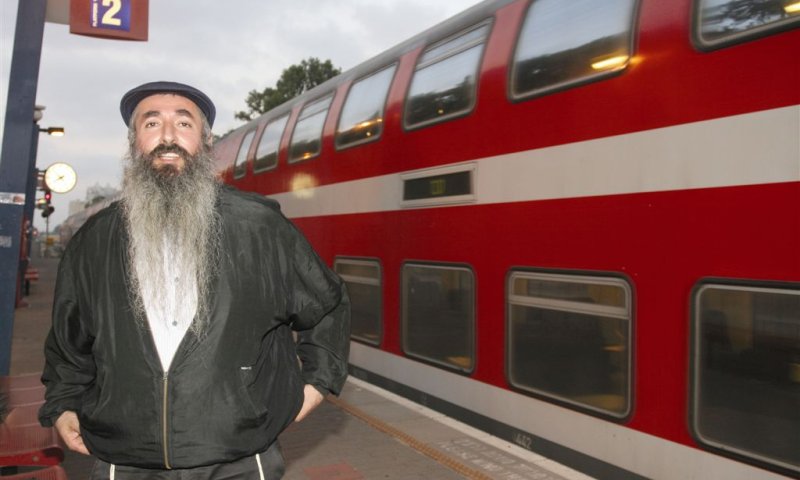 ר' שלמה מירוב על רקע הרכבת * ארכיון: COL