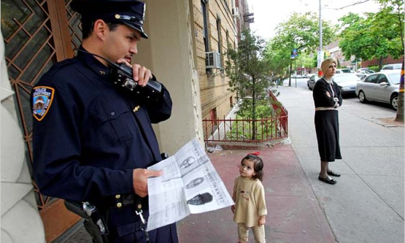 שוטר בבורו פארק. צלם:סוזן דה-צ'ילו, ניו-יורק טיימס