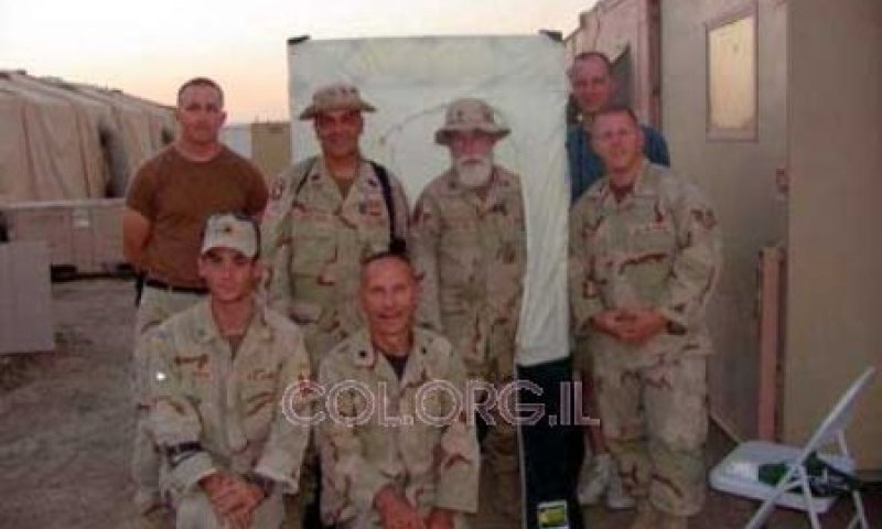 הצ'פלין  ר' יעקב גולדשטיין עם חיילים יהודים בצבא ארה"ב (צילום: COL) 