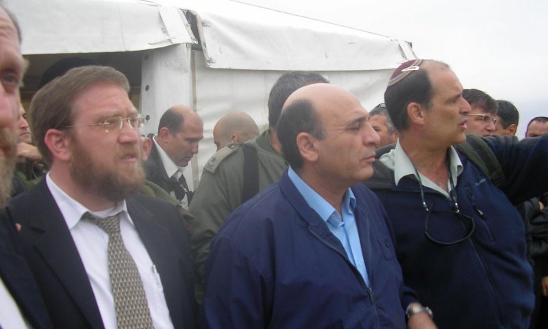 ראש העיר, יצחק פינדרוס, ושר הביטחון הקודם, שאול מופז, צופים על השטח שסופח  