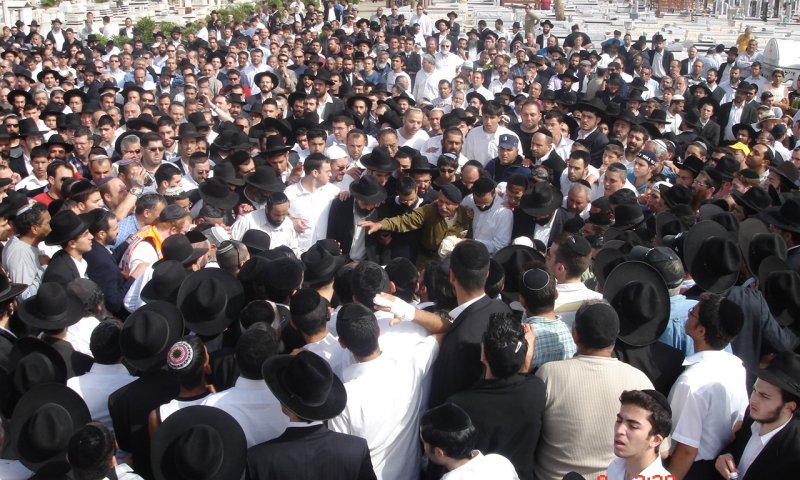 קהל האלפים במהלך הלוויתו של הרב נתן בוקובזה זצ"ל 