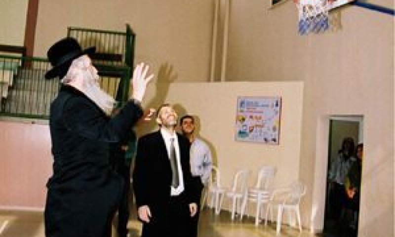 הרב יצחק דוד גרוסמן מראה ביצועים דווקא בכדוסל (צילום: COL)