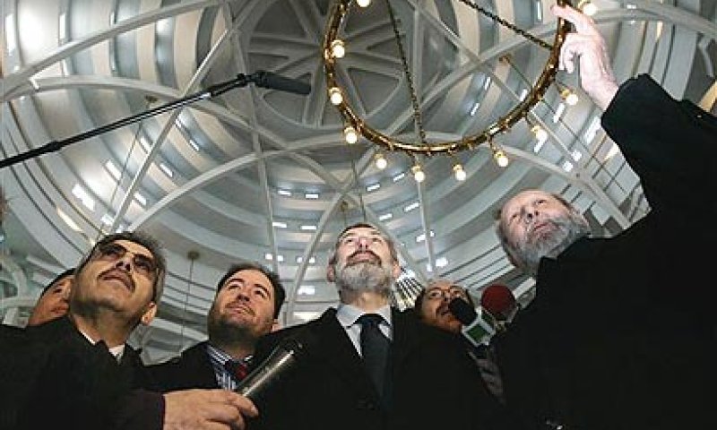 הרב די-סניי (במרכז) מבקר במסגד.  צילום: AP