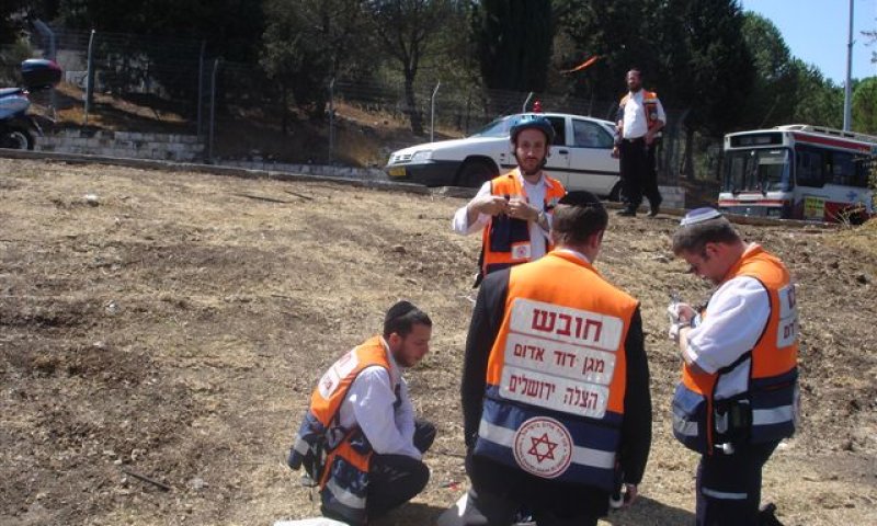 מתנדבי 'הצלה ישראל' מבצעים החייאה (צילום אילוסטרציה)