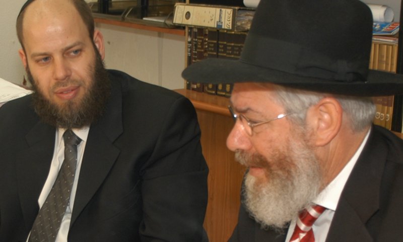 עסקאות ענק. ר' שייע בוימלגרין (מימין) עם נציגו בישראל, יוסי שניאורסון 