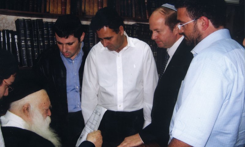 מנכ"ל 'פרסומי ישראל', ישראל גולדברג (שני מימין), אצל הגר"ח קנייבסקי