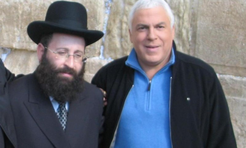פיני גרשון, מוביל הקמפיין, עם רב הכותל, הרב שמואל רבינוביץ, במהלך הכנת הפרסומת