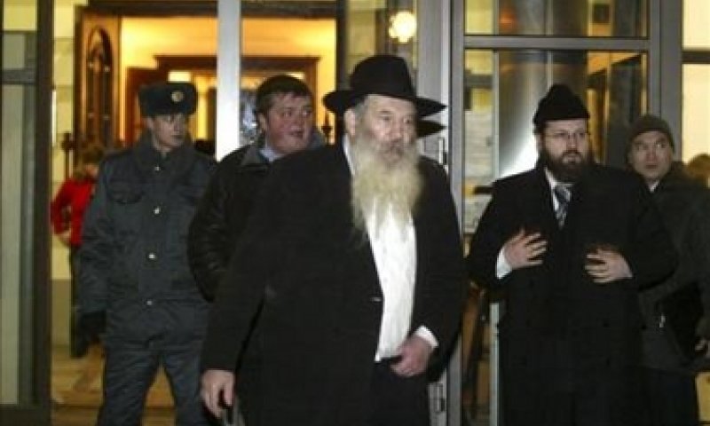 הרב יצחק קוגן (במרכז) יוצא מבית-הכנסת במוסקבה, הערב * צילום: איי פי