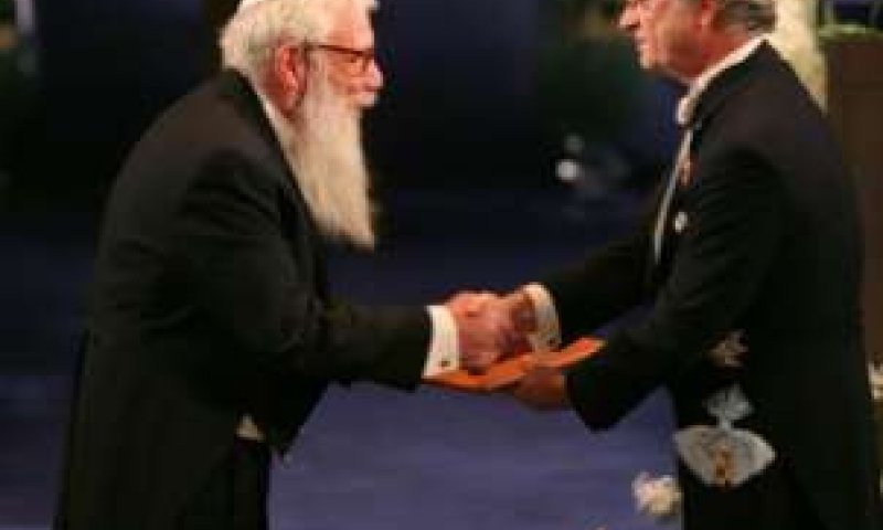 טוקסידו ללא שעטנז. פרופסור ישראל אומן מקבל את פרס 'נובל'