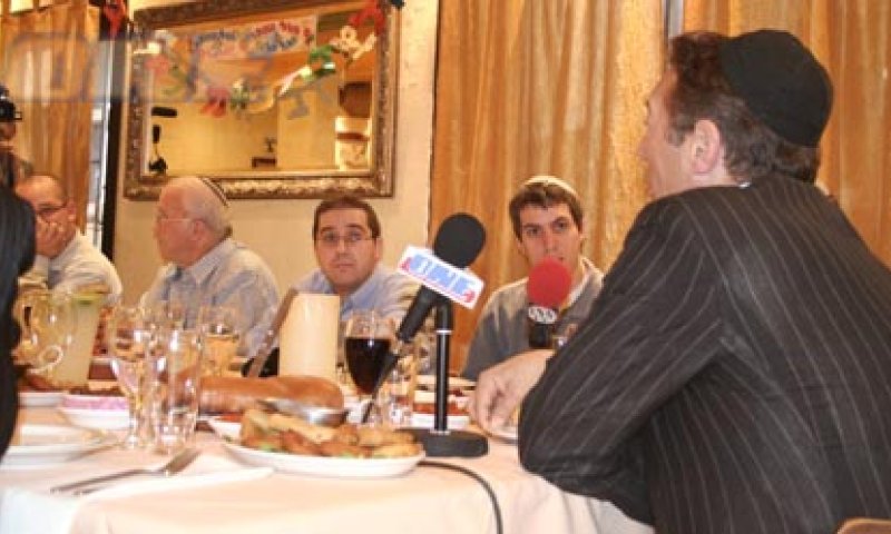 ארקדי גאידמק חבוש כיפה, במפגש עם התקשורת החרדית. צילום: ניר בוקסנבאום, אתר one