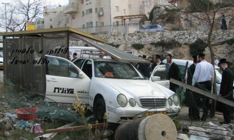 המונית לאחר שחלפה בתוך התחנה. צילום: 'הצלה ישראל' (לחץ להגדלה)